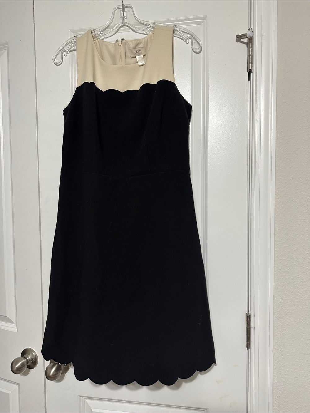 Sz 4 LOFT sleeveless colorblock shift dress features a tan yoke and black bodice